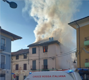 Mathi, incendio in abitazione: vigili del fuoco al lavoro