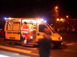 Scende dall’auto dopo l’incidente e viene travolta da un’altra vettura: in pericolo di vita 20enne