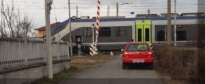 Le sbarre si alzano mentre il treno transita: “la marcia a vista” come  ai tempi di Gtt