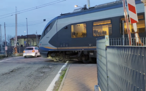 Gli automobilisti costretti a evitare il treno fermo in mezzo alla strada. Con le sbarre alzate -VIDEO-