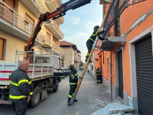 Il camion della raccolta rifiuti travolge e abbatte un balcone