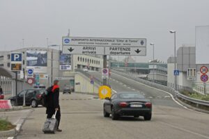 Tragedia in volo: passeggero si sente male ed il pilota riatterra all’aeroporto ma è tutto inutile