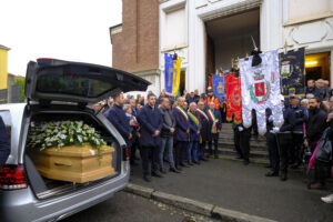 Un lungo applauso per l’addio a Roberto Falcone