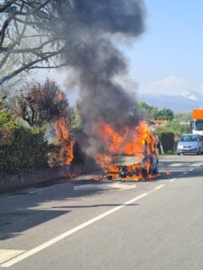 L’auto prende fuoco: automobilista illesa