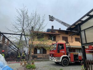 Fiamme da due tettoie, evacuata una casa a San Carlo