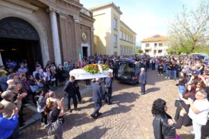 Il rombo dei motori e palloncini bianchi per l’addio a «Manu»