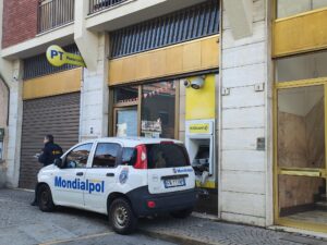 Fanno esplodere il bancomat, bottino di 90mila euro