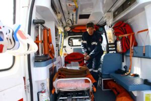 Paura in centro a Viù, pensionata investita da un furgone: liberata dai Vigili del Fuoco e trasportata in elicottero