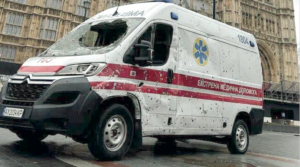 A Levone l’ambulanza crivellata di colpi a Kharkiv simbolo della guerra Russo-Ucraina