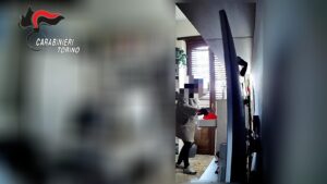 Ladra incastrata dalla telecamera nascosta nell’appartamento che stava depredando -VIDEO-