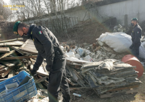 Per sistemare le fototrappole serve il cartello di avviso