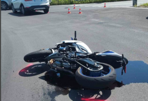 A terra dopo l’urto con l’auto: centauro dimesso dopo poche ore