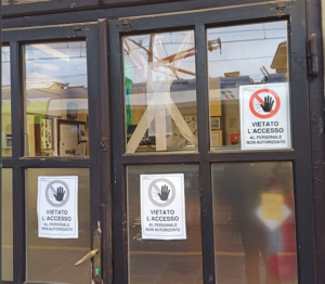 Va in escandescenze alla stazione, si scaglia contro tutti e spacca a testate il vetro della biglietteria: bloccato e ricoverato