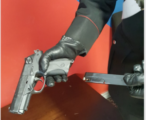 Pistola a scuola “per scherzo”: intervengono i Carabinieri, nei guai due studenti dell’istituto “8 Marzo”