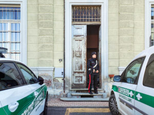 San Francesco al Campo e le «multe irregolari»: il clima surreale di stamattina con gli accessi al municipio bloccati dagli uomini delle forze dell’ordine