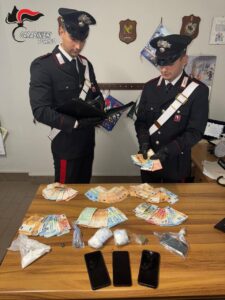 Padre e figlio con in casa mezzo chilo tra hashish e marijuana, arrestati