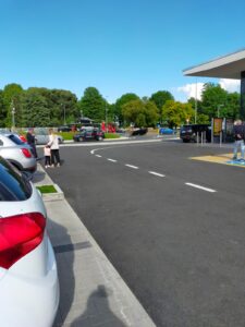 Bisarca perde due auto, caos alla rotonda