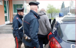 Picchiato dal branco per il monopattino, segue i rapinatori e fa arrestare due minorenni: ennesimo “cavallo di ritorno”
