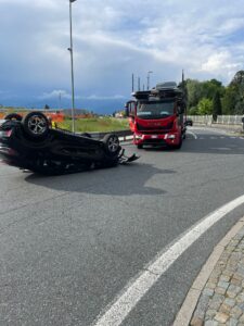 Bisarca perde auto, caos alla rotonda