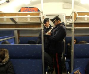 Individuata la baby gang che aveva violentemente aggredito un 17enne sul treno -VIDEO-