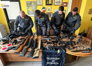 Cocaina addosso e armi in casa: arrestato  dai finanzieri 58enne ad Agliè