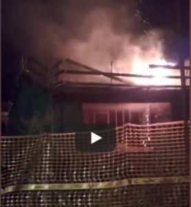 Appicca il fuoco in una delle villette di bioedilizia in costruzione da anni: identificato e denunciato -VIDEO-