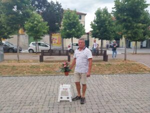San Maurizio: un lumino e i fiori nel posto al mercato dove Assunta Carbone vendeva pasta fresca