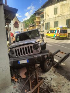 Jeep si schianta sulla porta d’ingresso di una casa, ferita una donna