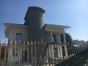 Crolla il balcone e l’operaio viene abbandonato ferito in campagna: nei guai coppia di coniugi e un ingegnere