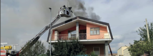 Fiamme sul tetto della villetta, nessun ferito a Druento