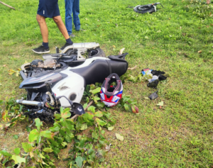 Gravi traumi al torace e alla colonna vertebrale ma non sarebbe in pericolo di vita il motociclista 26enne vittima di un incidente sulla Direttissima