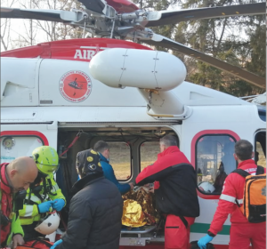 Incidente a Forno Canavese: bimba di due anni cade dall’altalena, trasportata in codice rosso al Regina Margherita