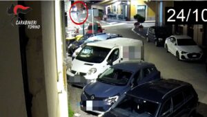 Caselle, stavano rubando nella canera del figlio, domna sorprende i ladri e li mette in fuga: presi poco dopo dai carabinieri