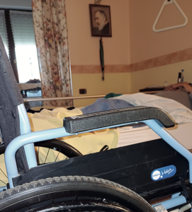 «Il montascale dell’Asl è di nuovo “Ko” ma la riparazione stavolta la dobbiamo pagare noi»