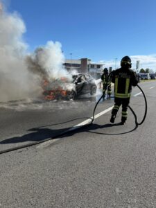 Ciriè: auto prende improvvisamente fuoco, illeso il conducente