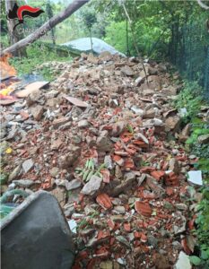 Bruciava nel bosco rifuti speciali derivanti dai lavori di ristrutturazione della sua casa: identificato e denunciato