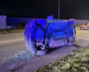 Auto ribaltata in via Lanzo per guida in stato d’ebbrezza