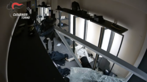 Arrestati i responsabili della “spaccata” da 20.300 euro in giubbotti -Video-