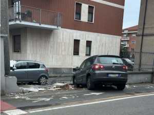 Si schianta contro un muretto nei pressi della Tenenza dei carabinieri e lo distrugge: illeso