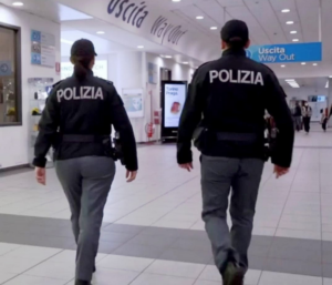 Maltrattamenti in famiglia: arrestato all’aeroporto dopo 8 mesi di latitanza