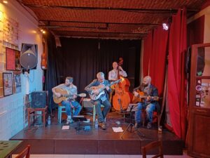 Swing e tradizione: il Natale jazz-manouche dei 20 Strings scalda La Soce