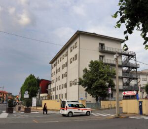 Fp e Cgil denunciano: «Carenza di parcheggi e sicurezza, situazione non più sostenibile davanti all’ospedale di Ciriè»