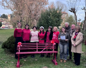 Rivara posa la “panchina rossa” davanti a Villa Ogliani