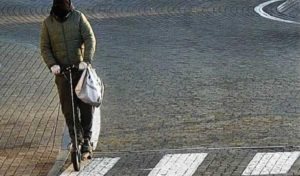 In due sul monopattino, senza casco e assicurazione contro una vettura: migliaia di danni