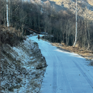 Auto in panne sul ghiaccio a Mezzenile, devono intervenire i vigili del fuoco