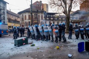 Sgombero Askatasuna, una delle (poche) promesse mantenute dalla destra