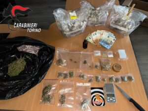 Hashish, marijuana, cocaina, ketamina e pure i funghi allucinogeni nel tinello: arrestato