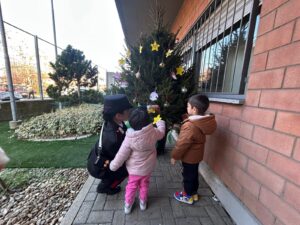 Piccoli cittadini crescono: a Volpiano i bimbi del “Grillo Parlante” decorano l’Albero della Legalità con i carabinieri