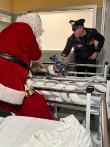Gioia e sorrisi in corsia: i carabinieri in visita agli ospedali pediatrici -photogallery-