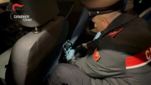 Cocaina nei bocchettoni di aerazione dell’auto e a casa pure dentro ai cuscini: arrestato 65enne -VIDEO-